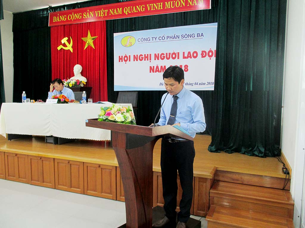 Ông Phan Đình Thạnh - Chủ tịch Công đoàn trình bày Báo cáo Công đoàn