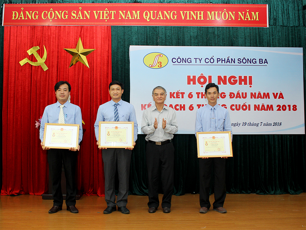 Ông Thái Văn Thắng - Phó Chủ tịch HĐQT, trao tặng Danh hiệu Chiến sĩ thi đua cấp EVN CPC năm 2017 cho 03 Cá nhân