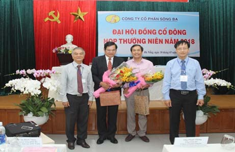 Đại diện HĐQT trao quà lưu niệm cho Ông Nguyễn Thành và Ông Nguyễn Lương Mính