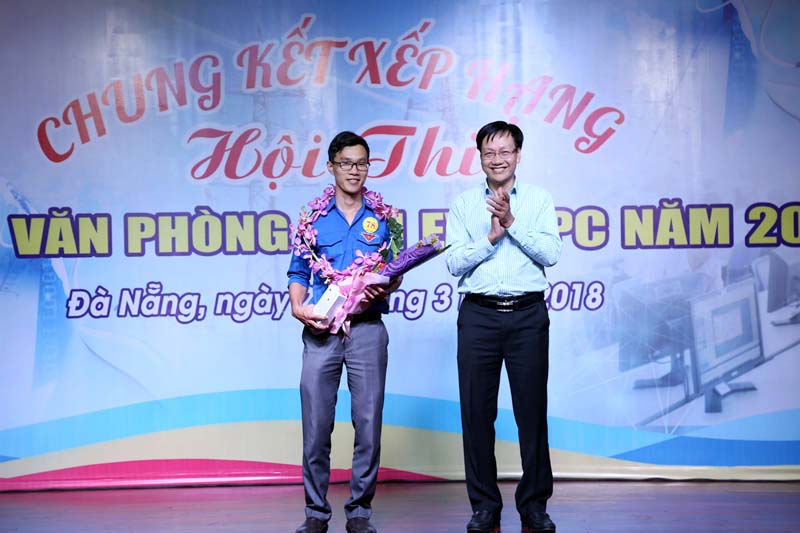 Thí sinh Phạm Việt Khoa nhận giải Ba cá nhân
