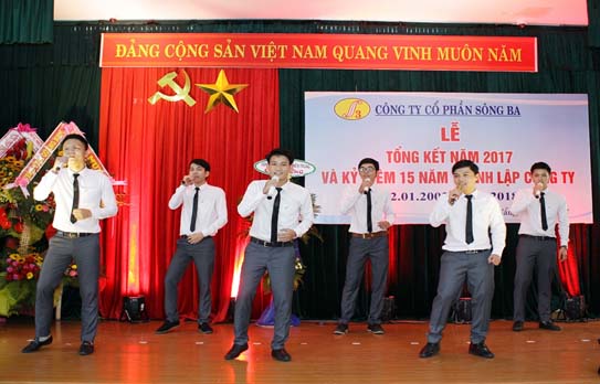 Đội văn nghệ SBA và OCB Trung Việt trình diễn các tiết mục chào mừng Lễ