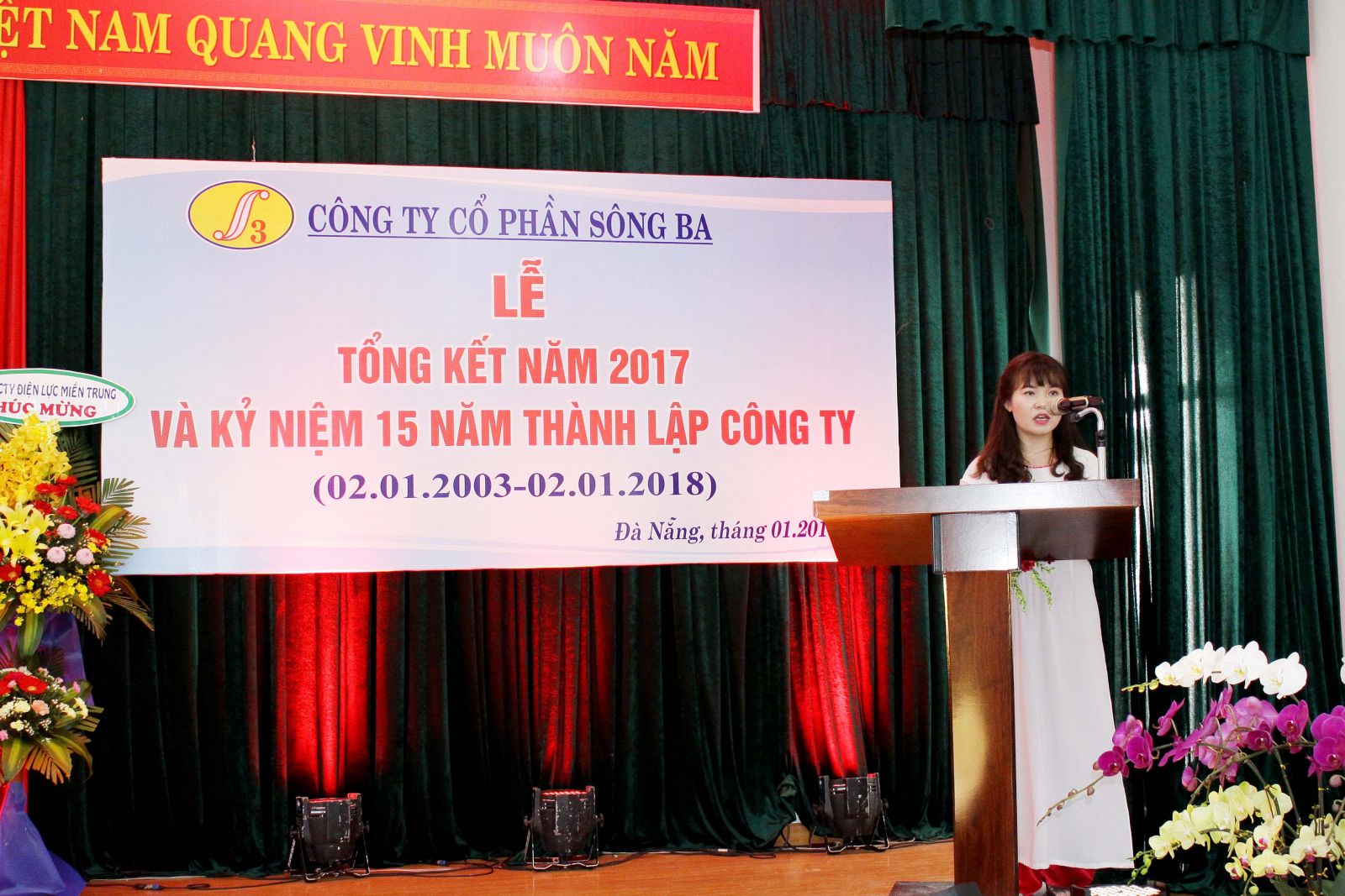 Bà Phan Thị Anh Đào đọc Thư chúc mừng