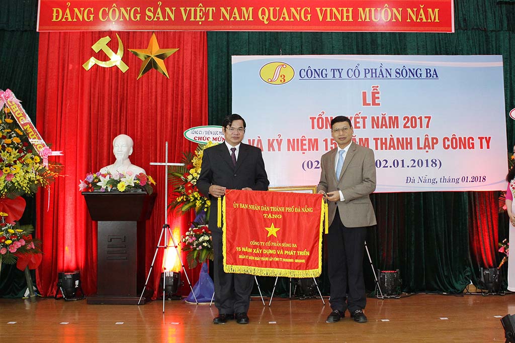 Ông Nguyễn Thành – Chủ tịch HĐQT đón nhận Cờ thi đua của UBND TP Đà Nẵng