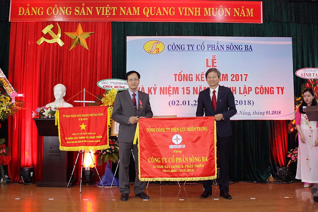 Ông Phạm Phong – Tổng giám đốc đón nhận Cờ thi đua của EVNCPC