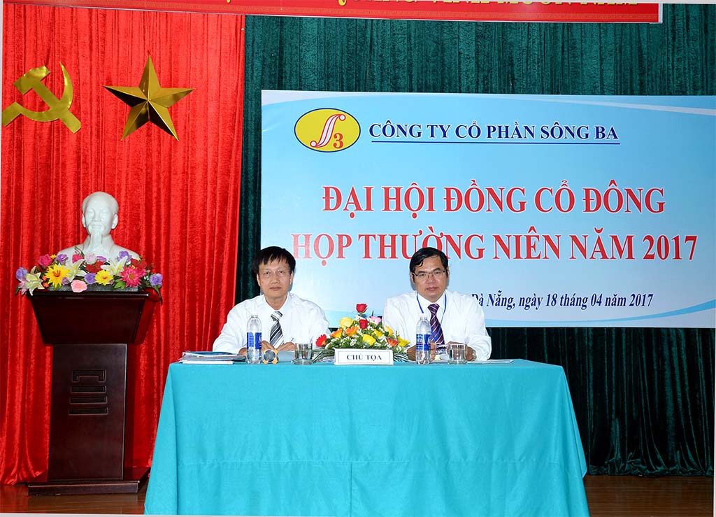 Ông Nguyễn Thành, Chủ tịch Hội đồng quản trị, chủ trì phiên họp.