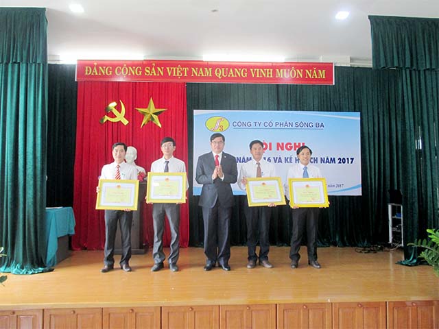 Ông Nguyễn Thành trao Giấy khen SBA cho các Tập thể xuất sắc