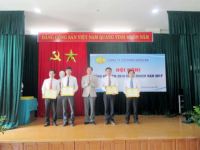 Ông Nguyễn Lương Mính trao Giấy khen SBA cho các cá nhân xuất sắc