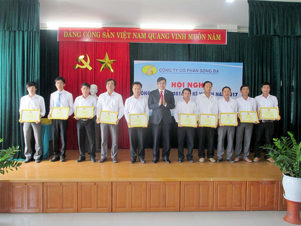 Ông Nguyễn Thành trao Giấy khen SBA cho các cá nhân xuất sắc
